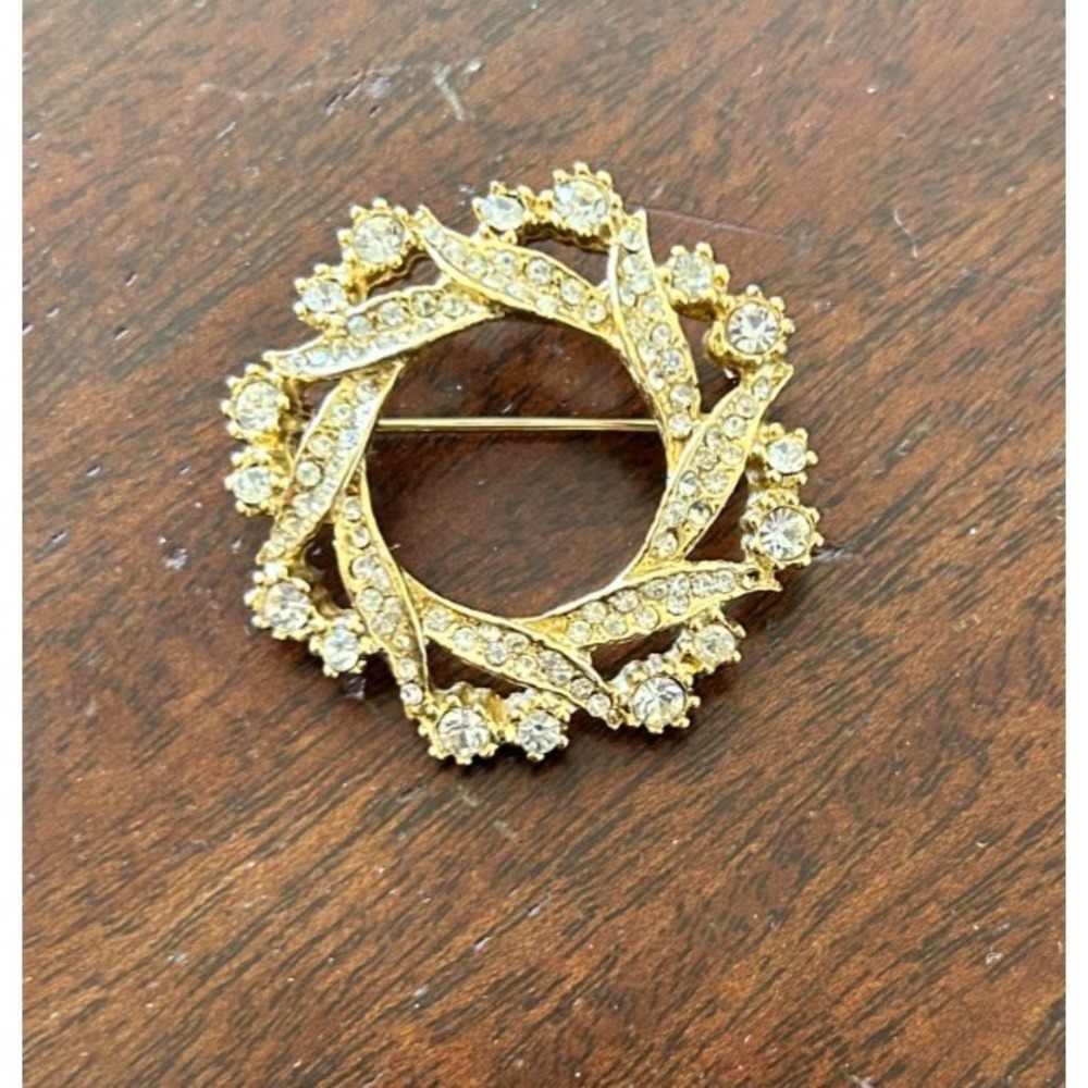 Vintage Rhinestone Wreath Circle Brooch Pin 1.5" Clear Crystals Gold Tone EUC